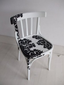 cadeira em preto e branco