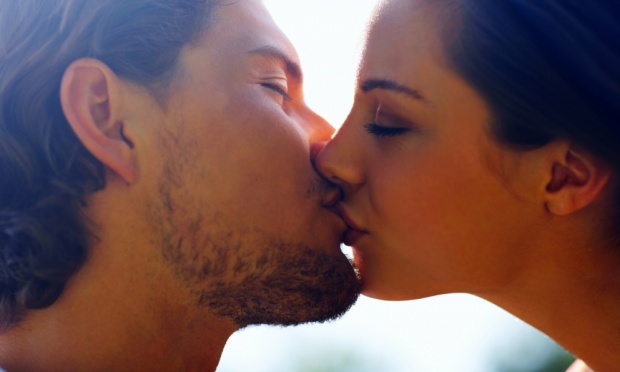 casal-se-beijando-23114
